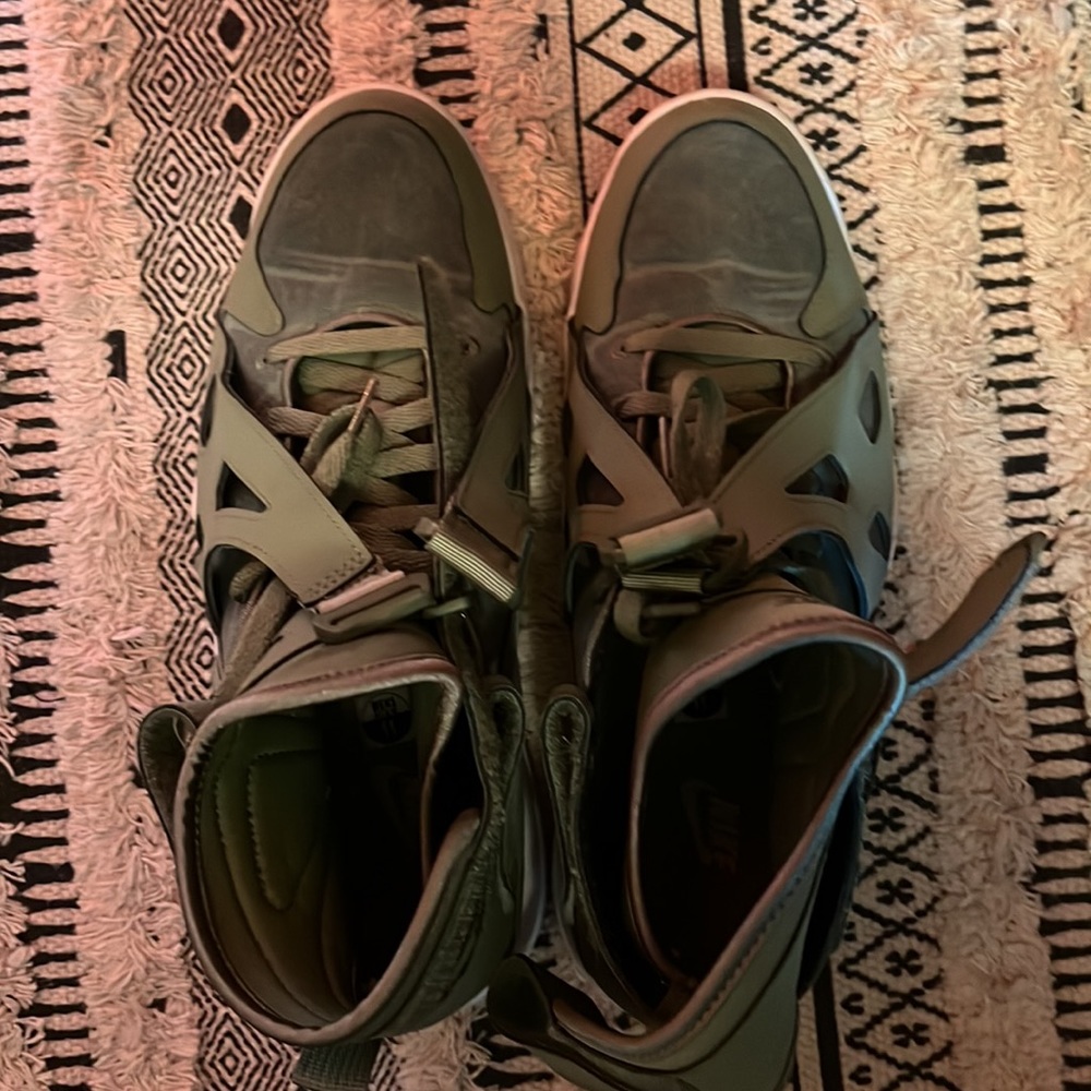 GENTLY WORN Men’s unique Nike kicks - Picture 3 of 4